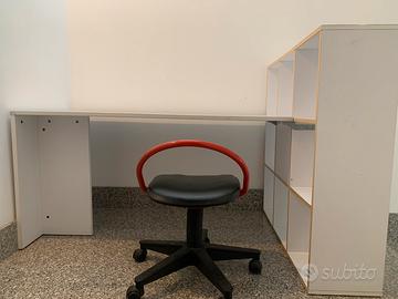 Scrivania con libreria