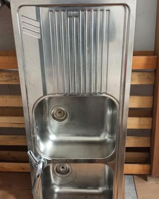 Lavandino a doppia vasca 