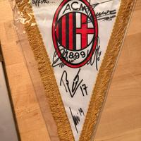 Gagliardetto Milan autografato