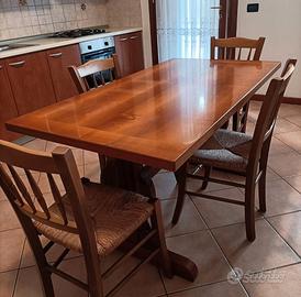TAVOLO IN LEGNO CON SEDIE
