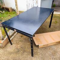 tavolo con piedi metallici richiudibili