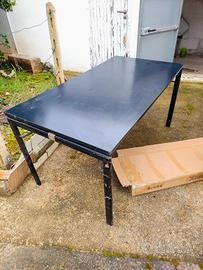 tavolo con piedi metallici richiudibili