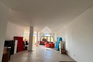 NEGOZIO A CAROBBIO DEGLI ANGELI