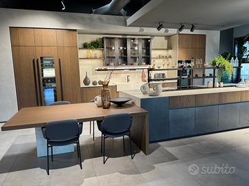 Cucina con isola e tavolo di altissima qualità