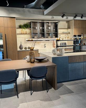 Cucina con isola e tavolo di altissima qualità