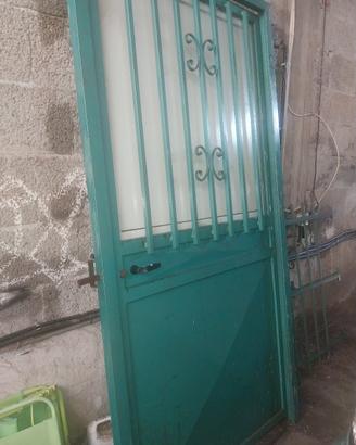 cancello ferro verde lavorato con vetro e pannello