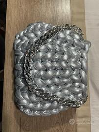 Borsa marshmellow intrecciata a mano color argento