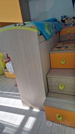 Letto a ponte con scale e comodino