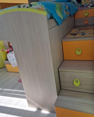 Letto a ponte con scale e comodino