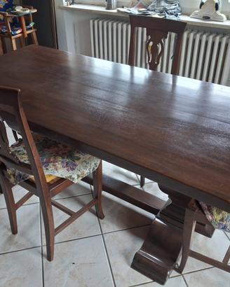 Tavolo in legno Massiccio con quattro sedie