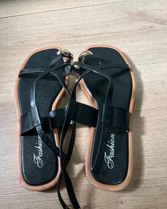 Sandali Donna neri Eleganti con Dettagli Dorati