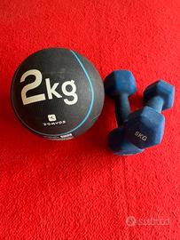 Coppia manubri 5 kg + palla medica 2 kg Decathlon