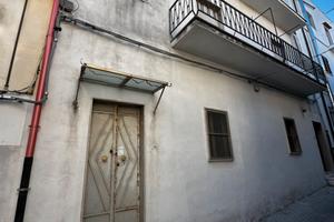 APPARTAMENTO CON TERRAZZO PRIVATO DA RISTRUTTURARE