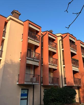 COMODO APPARTAMENTO BICAMERE CON TERRAZZO E CAN...