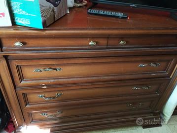 Comò classico in noce