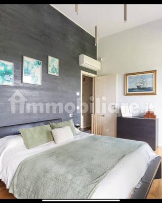 Letto molteni pelle nera completo di comodini