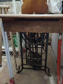 Macchina per cucire vintage Necchi