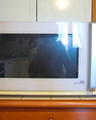 Microonde LG WaveDOM con Grill e Piatto CrCrispy
