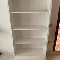 Libreria in legno laccata bianca con cassetto
