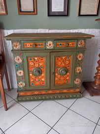 Mobile antico decorato in stile tirolese 