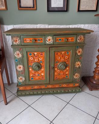 Mobile antico decorato in stile tirolese 