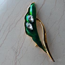 Spilla con smalti verdi e strass