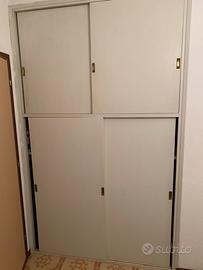 Armadio a muro con ante scorrevoli