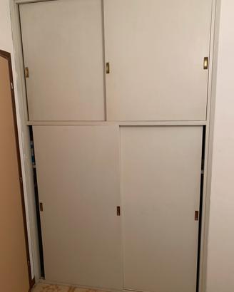 Armadio a muro con ante scorrevoli