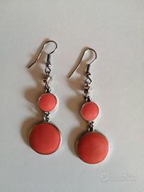 Orecchini pendenti color corallo chiaro e brillant