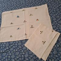 2 federe e una striscia con ricami  particolari