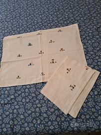 2 federe e una striscia con ricami  particolari