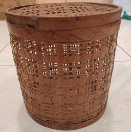 Piccolo cesto di bamboo vintage.