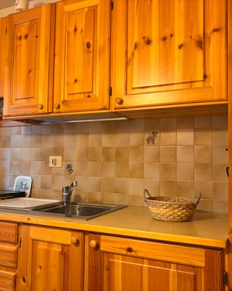 Cucina completa e credenza con alzata lo