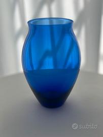 Elegante vasi in vetro blu
