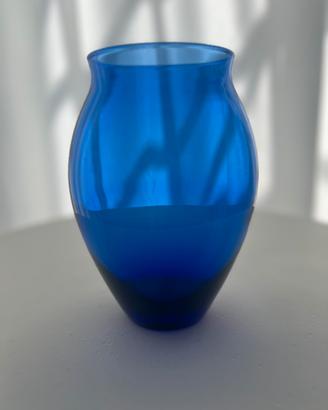 Elegante vasi in vetro blu