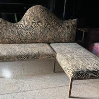 Divano bianco e nero con chaiselongue