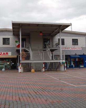 Locale commerciale di 600 mq. con appartamento