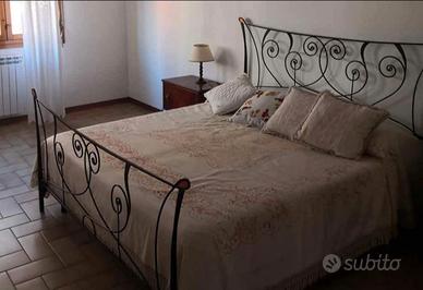 struttura esterna letto in metallo