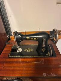Macchina da cucire antica Necchi