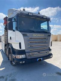 Autocarro Scania con gru Palfinger