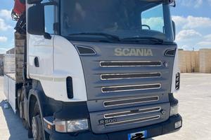 Autocarro Scania con gru Palfinger