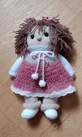 Bambolina morbida particolari in lana