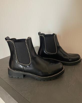 Scarponcino donna con piccole borchie - Taglia 37
