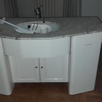mobile bagno con lavabo e specchiera