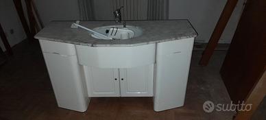 mobile bagno con lavabo e specchiera