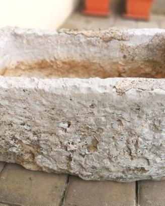 Antica vasca in pietra, fioriera da giardino 