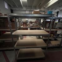 Scaffali con ripiani