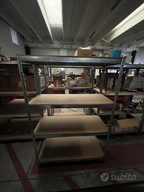 Scaffali con ripiani