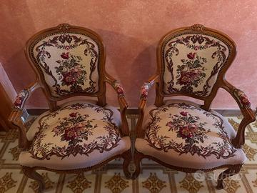 È elegante set di due poltrone antiche in legno