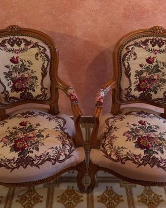È elegante set di due poltrone antiche in legno